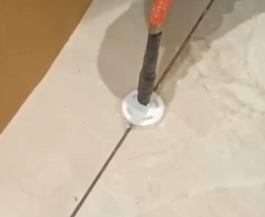 蚌山瓷砖空鼓维修公司专业解答瓷砖在铺贴过程中，如果没有涂抹均匀到位的粘结材料（如水泥砂浆或瓷砖胶），可能会导致以下问题